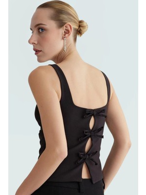 Şık Fitted Kolsuz Bluz Kayık Yaka Dokuma Kumaştan Görünüm Profesyonel