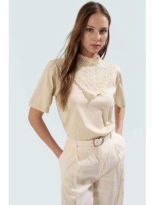 Brodeli Dik Yaka Pamuklu Bluz Regular Kalıp Yazlık Rahat Kullanım Şık Görünüm Seçkin Malzeme