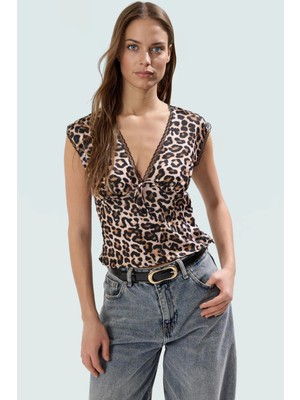 Leopar Desenli Saten Bluz V Yaka Regular Kalıp Yazlık Polyester Seçkin Malzeme Rahat Kullanım