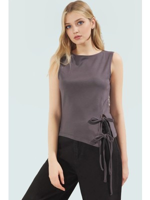 Yazlık Viskoz Ribana Bluz Fitted Kalıp ve Bağcık Detayı Dayanıklı Malzeme Şık Görünüm