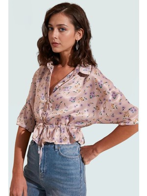 Çiçek Desenli Saten Bluz; Kadın Crop Düğmeli; 100% Polyester Dayanıklı Malzeme Şık Görünüm