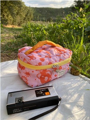 Kırmızı Özel Tasarım Makyaj Çantası, Şık ve Kullanışlı Seyahat Arkadaşı