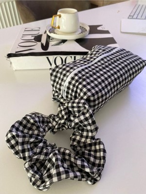 Siyah Pötikare Makyaj Çantası ve Toka Seti, Şık ve Kullanışlı Seçenek