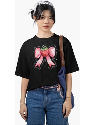 Oversize Çilekli Kurdele Baskılı Tişört, A Berry Good Time Yazılı Bisiklet Yaka T-Shirt