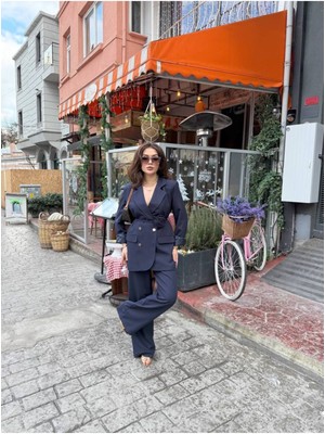 Kadın Ikili Blazer Ceket Pantolon Takım Aksesuar ve Düğme Detaylı Bol Paça