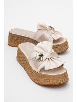 Shara Bej Saten Fiyonklu Arı Tokalı Dolgu Tabanlı Kadın Terlik