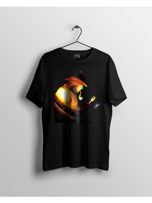 Karikatür Store Unisex Siyah Gezegenleri Büyüteçiyle Inceleyen Adam Baskılı Tshirt