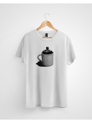 Karikatür Store Unisex Beyaz Gezegen Yolculuğuna Bi Kahve Molası Baskılı T-Shirt