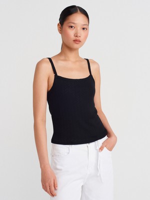 21044 Fiyonk Detaylı Ajurlu Top-Siyah