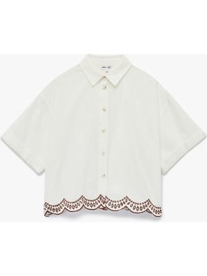 Koton x Melis Ağazat - Keten Karışımlı Bol Kalıp Fistolu Brode Detaylı Kısa Kollu Gömlek