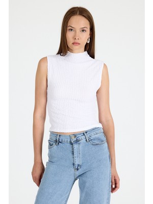 Beyaz Bürümcük Kumaş Dik Yaka Kolsuz Bluz 3458