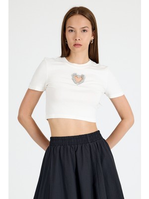 Beyaz Taş Işlemeli Kalp Detaylı Viskoz/yumuşak Kumaş Crop Tişört 2444