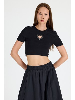 Siyah Taş Işlemeli Kalp Detaylı Viskoz/yumuşak Kumaş Crop Tişört 2444