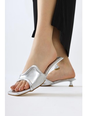 Nune Gümüş Rugan Asimetrik Bantlı Kısa Topuklu Terlik