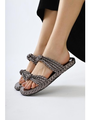 Nessa Platin Rugan Örgü Bantlı Terlik