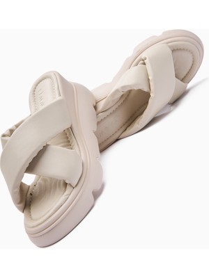 Vicki Bej Çapraz Bantlı Pofuduk Kadın Terlik