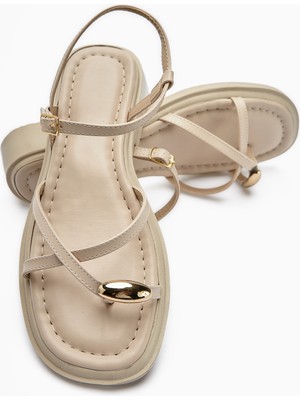 Limoya Lissi Bej Çapraz Bantlı Parmak Arası Tokalı Kadın Sandalet