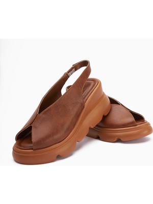 Tilda Taba Lastikli Dolgu Topuklu Sandalet