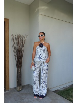 Beyaz Gül Broş Detay Desenli Bluz Pantolon Takım