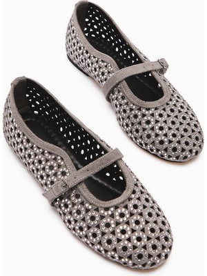 Nicki Gri Süet Oval Burunlu Delikli Taş Detaylı Tek Bantlı Günlük Kadın Ayakkabı