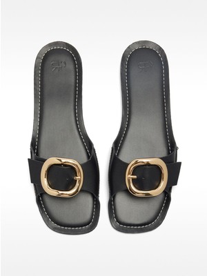 Toka Detaylı Düz Sandalet