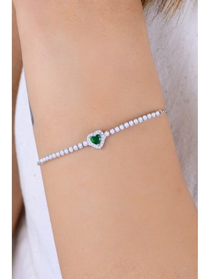 Gümüş Rodyumlu Pırlanta Modeli  Zümrüt ve Zirkon Taşlı Kalp Detaylı Su Yolu Bileklik. SGTL12905YESIL