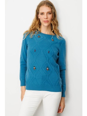 Kadın Sıfır Yaka Önü Baklavalı Nakış Işlemeli Kazak A.petrol