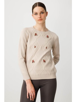 Kadın Sıfır Yaka Önü Baklavalı Nakış Işlemeli Kazak Bej