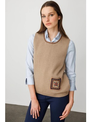 Kadın Sıfır Yaka Cebi ve Yakası Renkli Tığlamalı Yün Süveter Bej