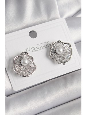 Kapsül Avm Pirinç Gümüş Renk Zirkon Taşlı Çiçek Model Inci Detay Kadın Küpe