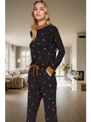 Çiçek Desenli Pamuklu Pijama Takımı Regular Boru Paça Kaliteli Işçilik Modern Stil