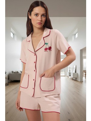 Yazlık Pijama Takımı Crinkle Saten Kumaş ve Kiraz Nakış Detayları Profesyonel Görünüm