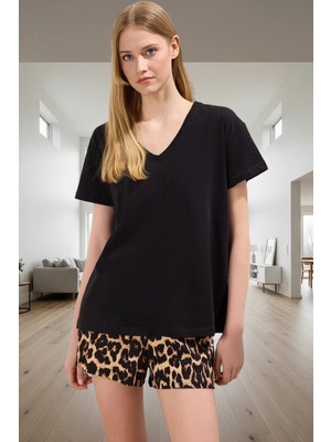 Yazlık Leopar Desenli Örme Pijama Takımı V Yaka Tişört ve Şort Trend Tasarım Mükemmel Uyum