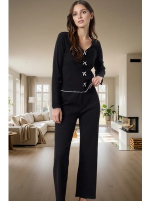 Rahat ve Şık Pijama Takımı Pamuklu Kumaş V Yaka Uzun Kol Boru Paça Günlük Kullanım Için