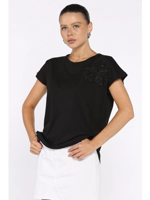 Çiçek Aplikeli Tişört P-00017883