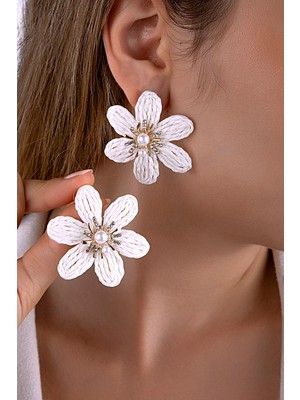 Inci ve Taş Detaylı Beyaz Çiçek Figürlü Hasır Küpe