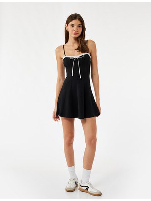 Kalp Yaka Fiyonk Detaylı Askılı Mini Elbise