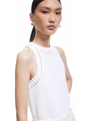 Koton Kadın x Sima Tarkan - Regular Fit Kolsuz Ajurlu Halter Yaka Kroşe Tişört 5SAK30033HT