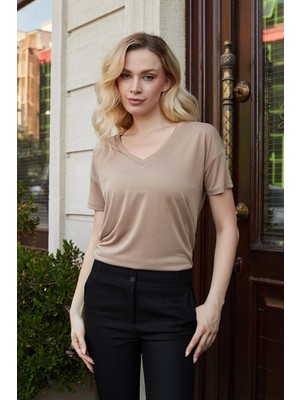 Kadın Ipeksi Modal Penye Esnek Kumaş V Yaka Düşük Omuzlu Kısa Kol T-Shirt Bluz-Camel