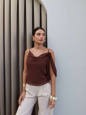 Romantik Çiçek Tokalı Askılı Bluz