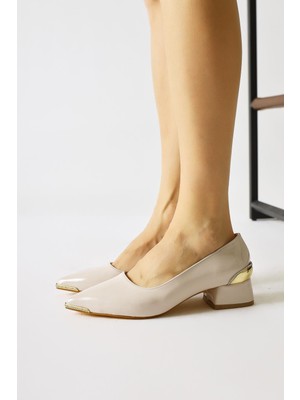 Alica Bej Rugan Sivri Burunlu Taş Detaylı Kısa Topuklu Ayakkabı