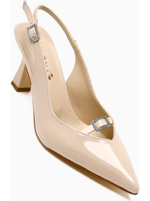 Chiara Bej Rugan Sivri Burunlu Taşlı Toka Detaylı Kadın Topuklu Ayakkabı