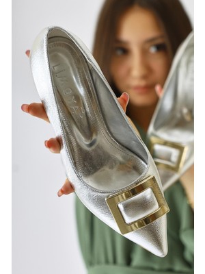 Charoline Gümüş Tokalı Kısa Topuklu Sivri Burunlu Ayakkabı