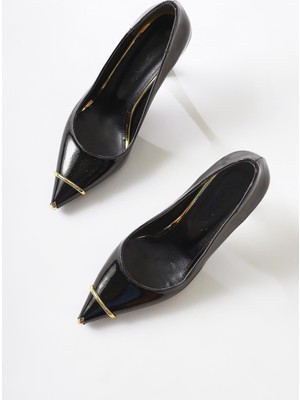 Lelia Siyah Rugan Metal Burun Detaylı Topuklu Ayakkabı