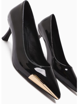 Carlota Siyah Rugan Sivri Burunlu Metal Detaylı Topuklu Kadın Ayakkabı