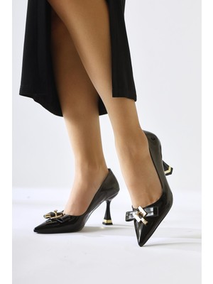 Mimosa Siyah Rugan Sivri Burunlu Tektaş Toka Detaylı Topuklu Ayakkabı