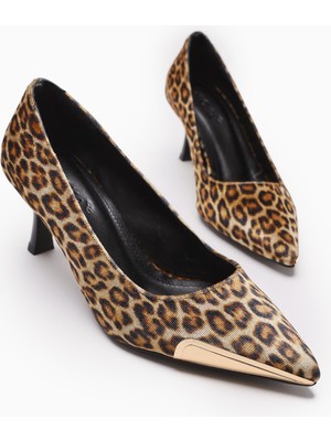 Carlota Leopar Süet Sivri Burunlu Metal Detaylı Topuklu Kadın Ayakkabı