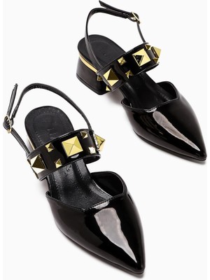 Nicoline Siyah Rugan Sivri Burunlu Piramidal Zımbalı Kalın Bantlı Kısa Topuklu Kadın Ayakkabı