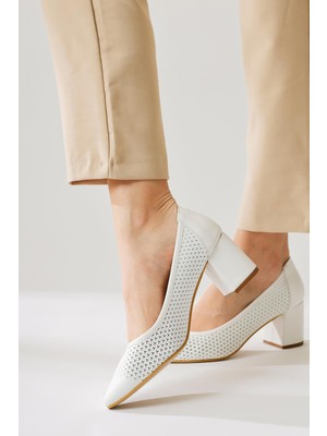 Nazneen Beyaz Sivri Burunlu Desenli Topuklu Ayakkabı