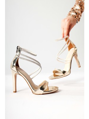 Leda Altın Rugan Taş Detaylı Çapraz Bantlı Topuklu Ayakkabı